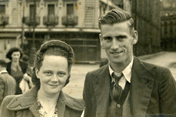 Photo of Dorothy Morris and Ronald Fitzpatrick taken at Circular Quay in 1946