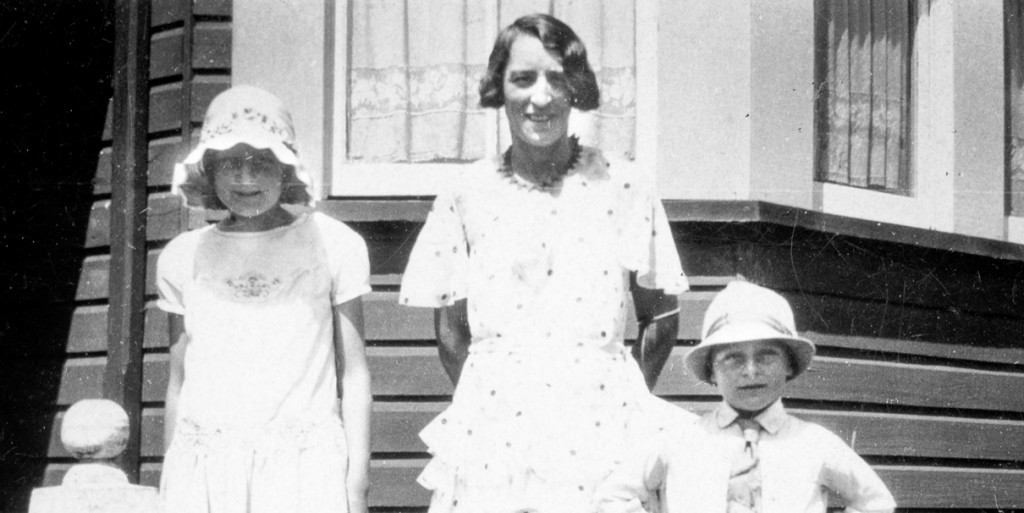 Photo of Ruby Norma Randall (Johnston) with her children Myee and Ross at Griffith in the early 1930s